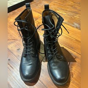 Frye Veronica Combat Boot in black, size 8, great condition